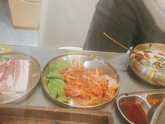 -围炉肉舍•炭烤活鳗•丹东海鲜烤肉(步行街店)