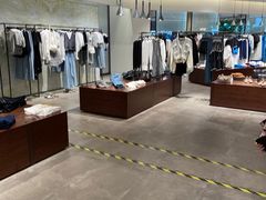 -URBAN REVIVO(高德置地广场·春广场店)