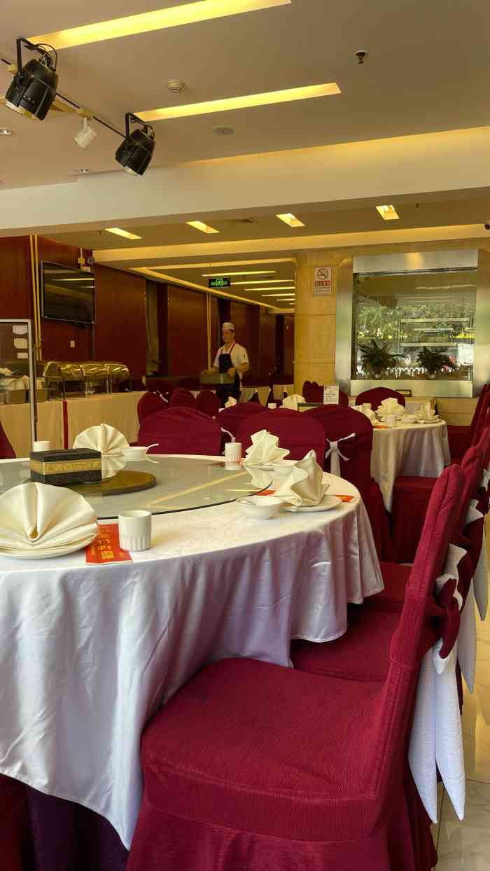 味道不错,有很多包厢,服务员态度非常好.