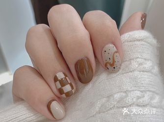 秋天的氛围感美甲️椰子拿铁棋盘格