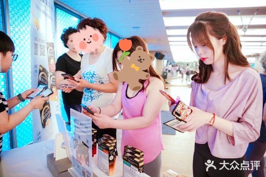 敷完后，觉得自己的脸软软的，很水润，还很有光泽呢！