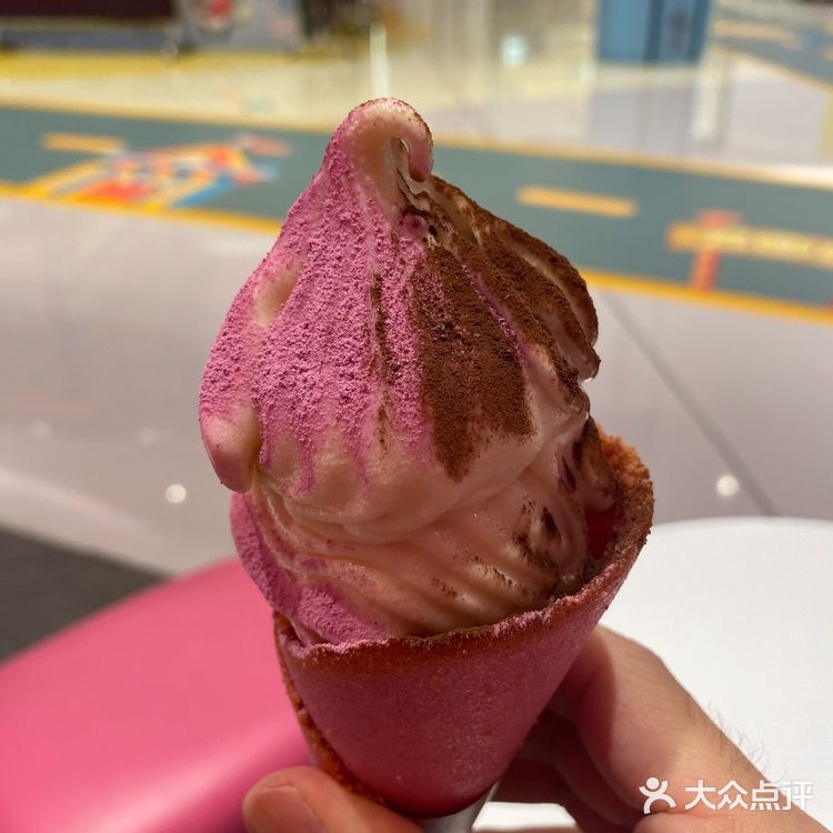 又让店家帮我做了一个玫瑰巧克力双拼