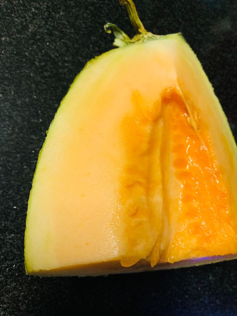 【材料】:红心火龙果,青苹果,哈密瓜,草莓味酸奶,薄荷.