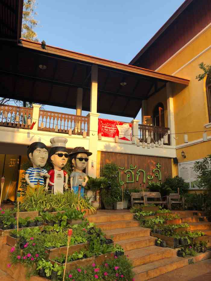 三兄弟餐厅-"在机场附近,很大的一家店.味道还不错,份.