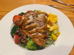 嫩脆鸡排芒果桃仁沙拉-双焙咖啡馆