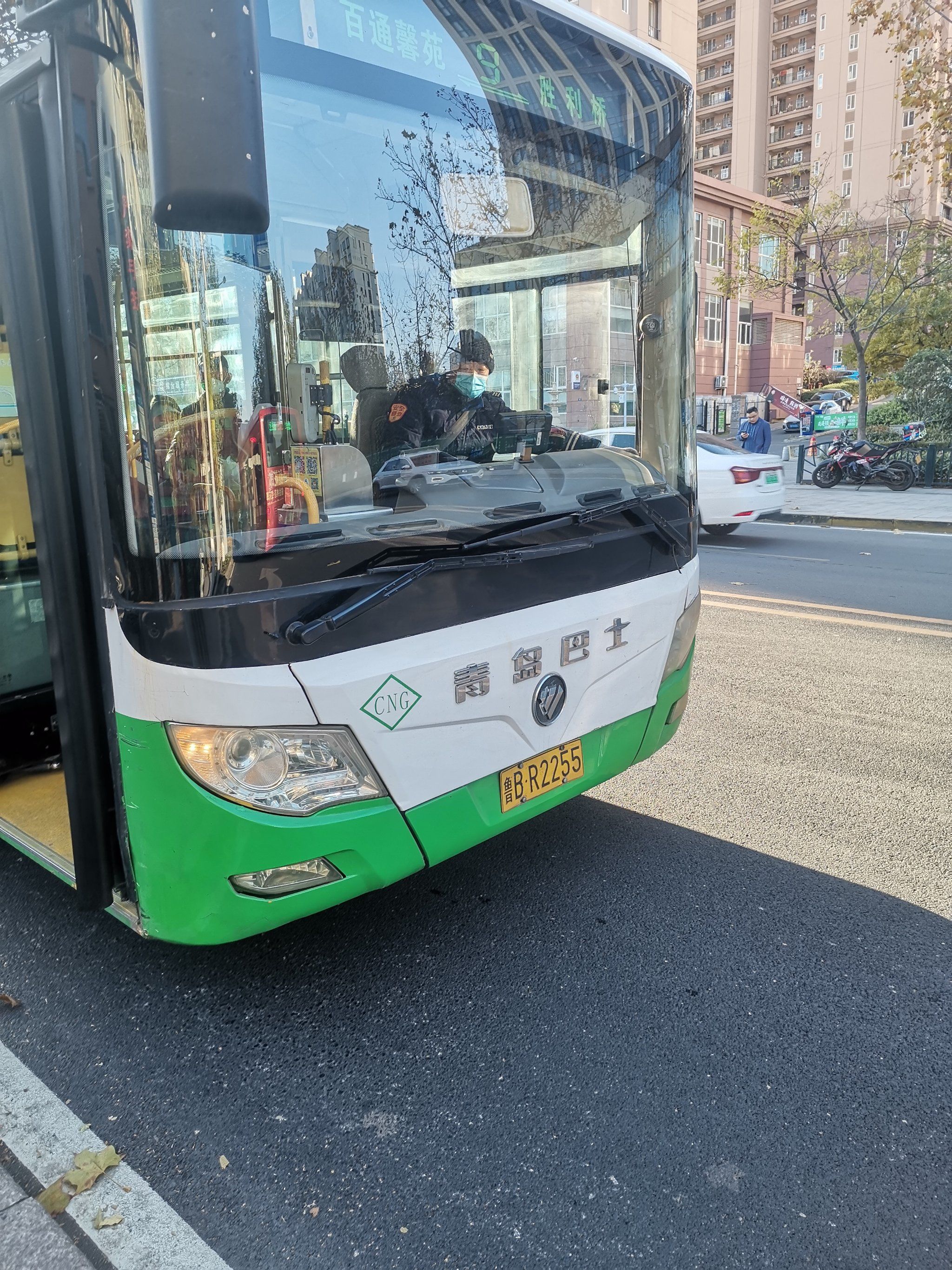 天气寒冷时,车内暖人心,
11月30号昨天早上坐9路公交车,早上上班