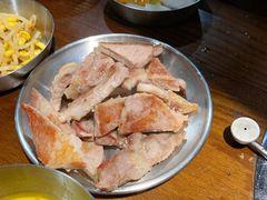 厚切五花肉-·缸桶屋·韩式牛肋条自助烤肉(西湖D11店)