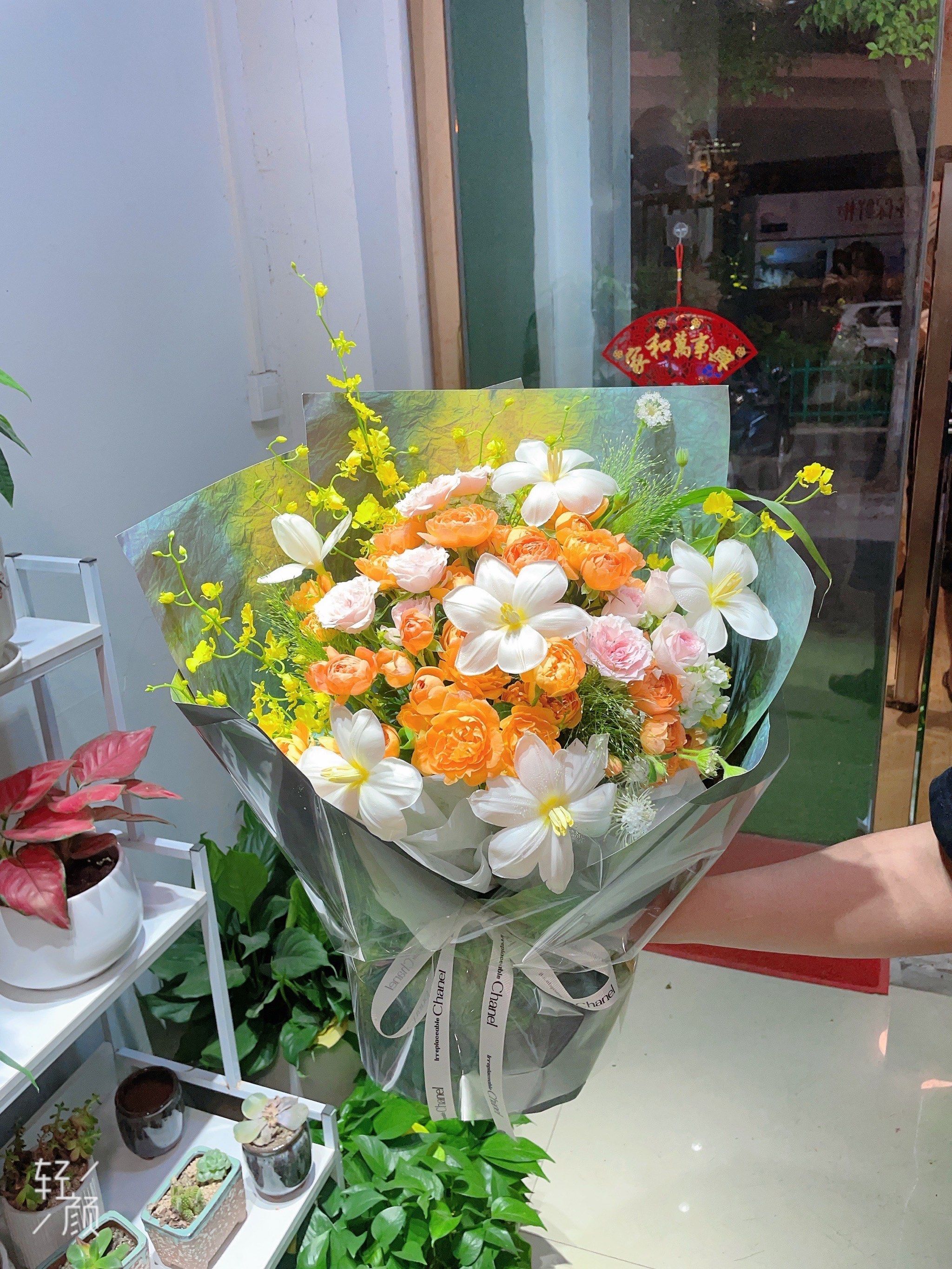 果汁阳台郁金香跳舞兰混搭油画风花束