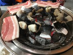 -围炉肉舍•炭烤活鳗•丹东海鲜烤肉(步行街店)