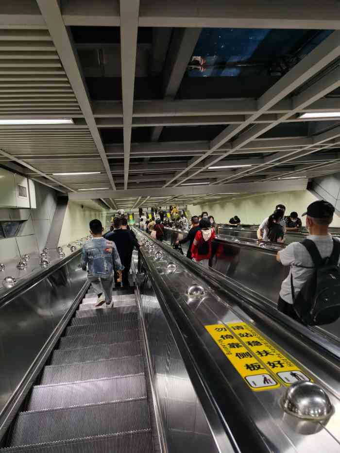 循礼门(地铁站)-"又来到了循礼门地铁站,这里是二号线转一号.