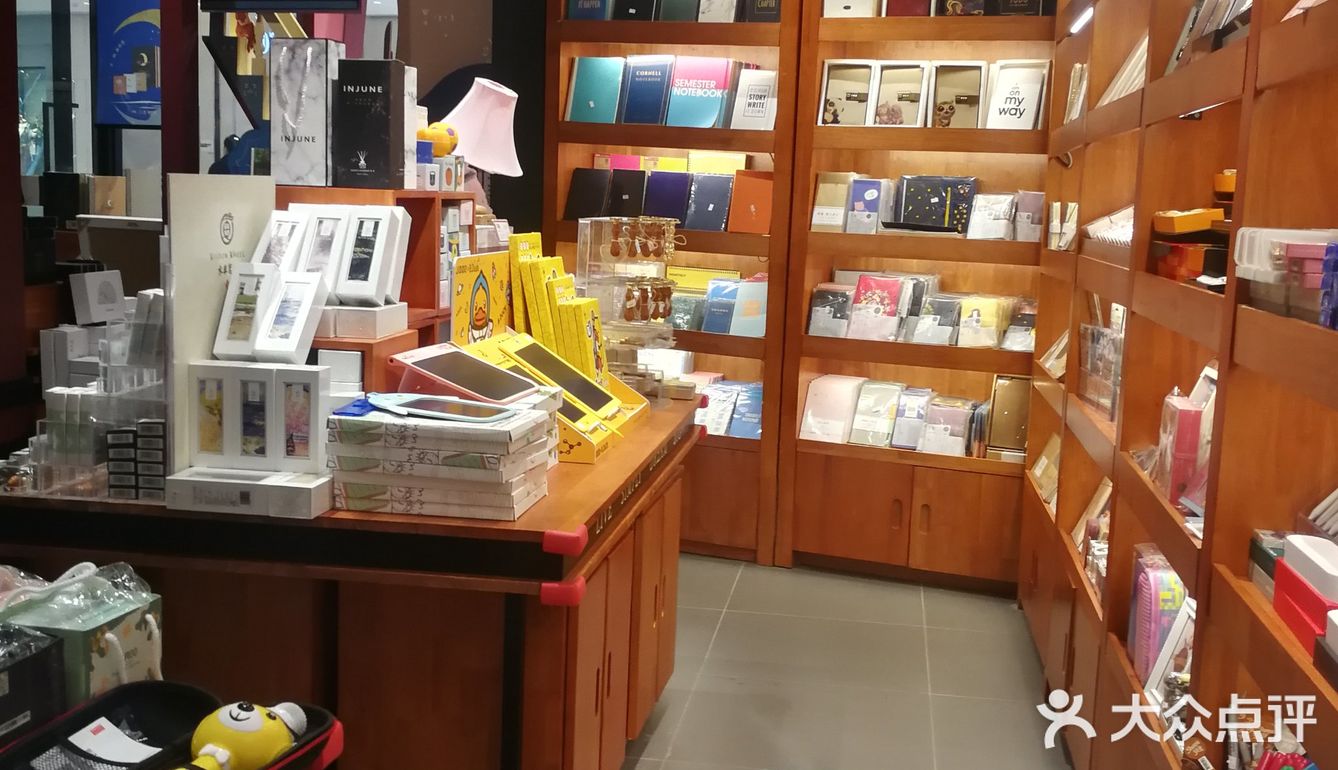 开一家书店倒是别出心裁,可谓闹中取静