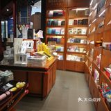 开一家书店倒是别出心裁,可谓闹中取静