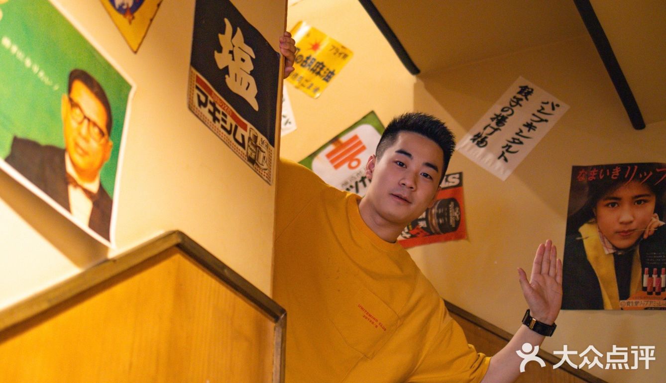 超大杯啤酒[啤酒]抓一大把烧鸟撸串，氛围感来了