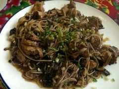 小鸡炖蘑菇-篱笆院东北饺子王(欧阳路店)