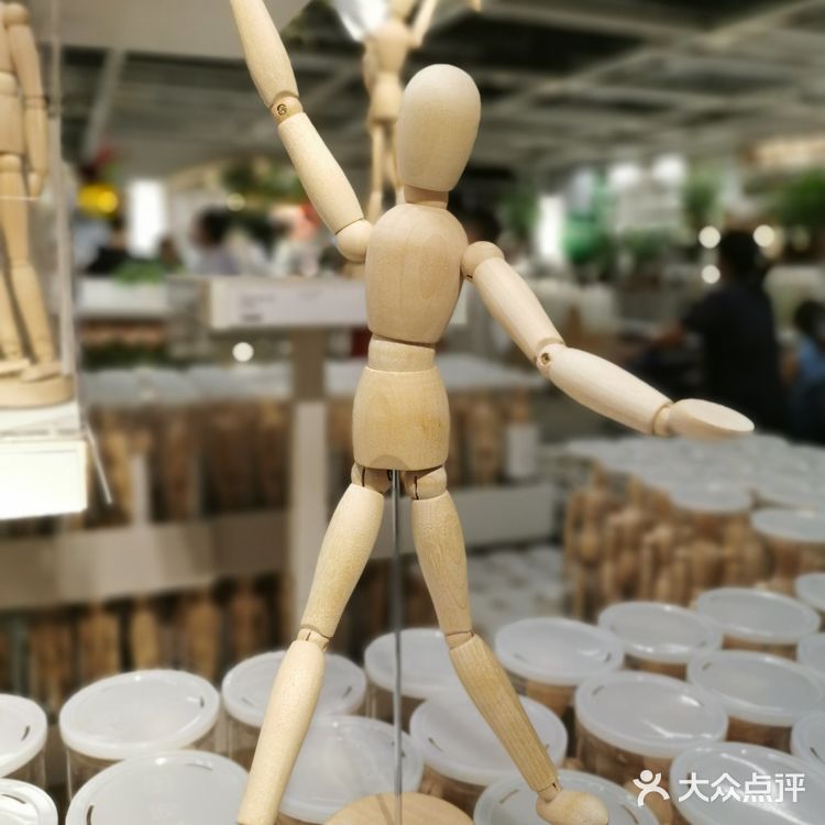 这款小木人算是宜家经典的小摆件了，实木的材质
