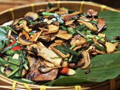 爆炒赤松茸黑牛肝菌-云海肴·汽锅鸡·云南菜(美罗城店)