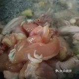 鸡肉搭配丝瓜做的丝瓜肉汤
