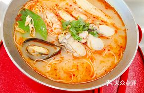 Tom Yum Oyster with Shrimp Lemongrass Noodles