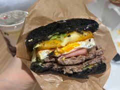 芝士蛋双牛黑金月堡-麦当劳(普陀香溢花城店)