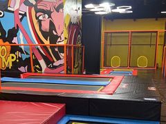 -爱蹦iBOON蹦床运动馆(江汉店)