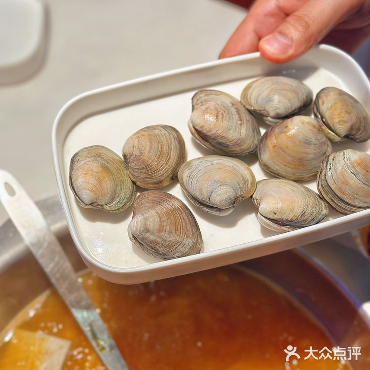 这次试的是番茄锅底，很适合不能吃辣的广东人
