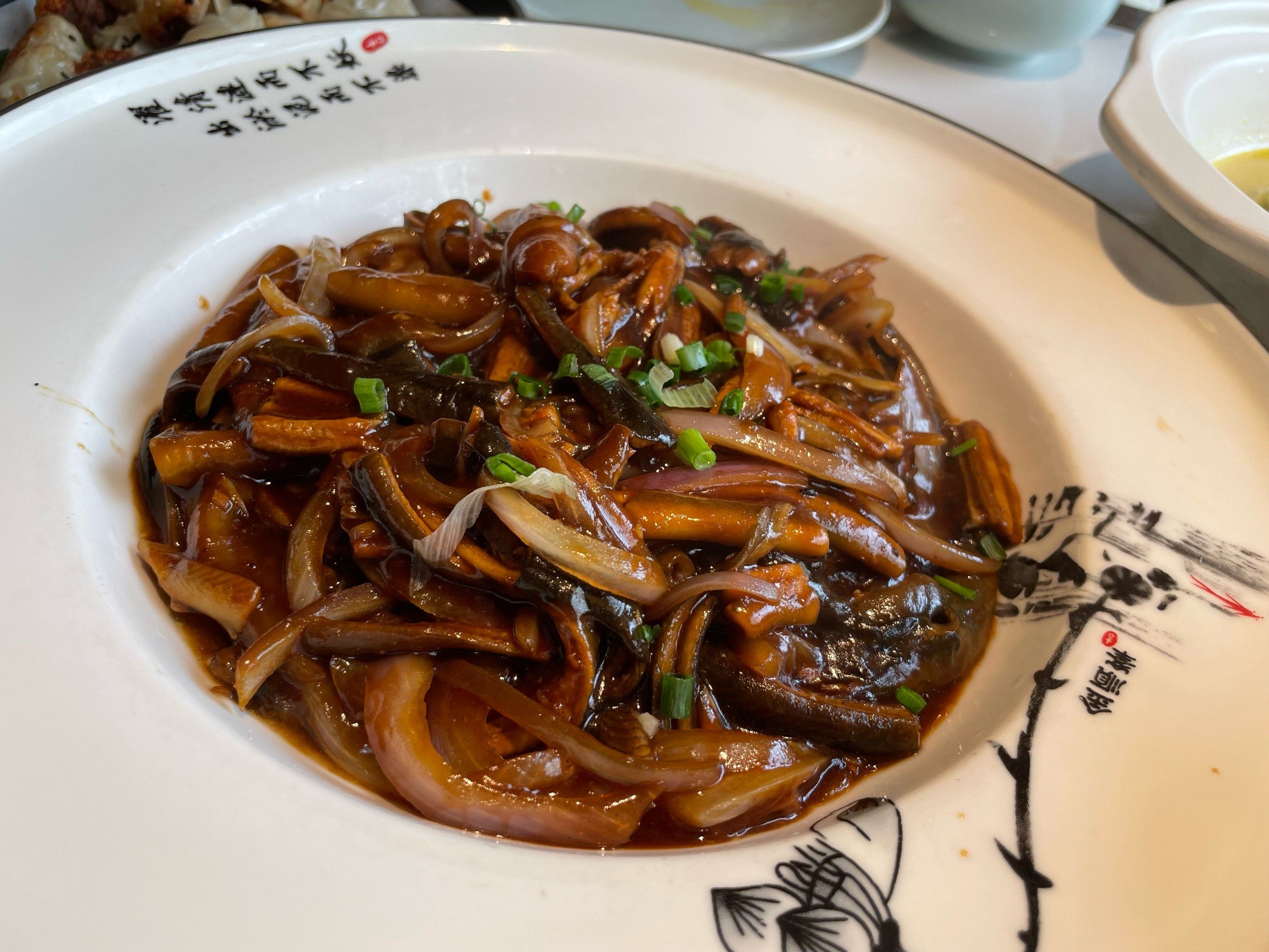 进了鸡汤中,很油润丰盈的口感,一整只鸡上桌还是很震撼的
洋葱鳝丝