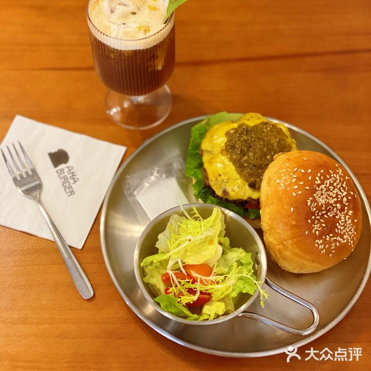 合作村有一家超好吃的汉堡店,门头吸引了我的注意