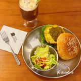 合作村有一家超好吃的汉堡店，门头吸引了我的注意