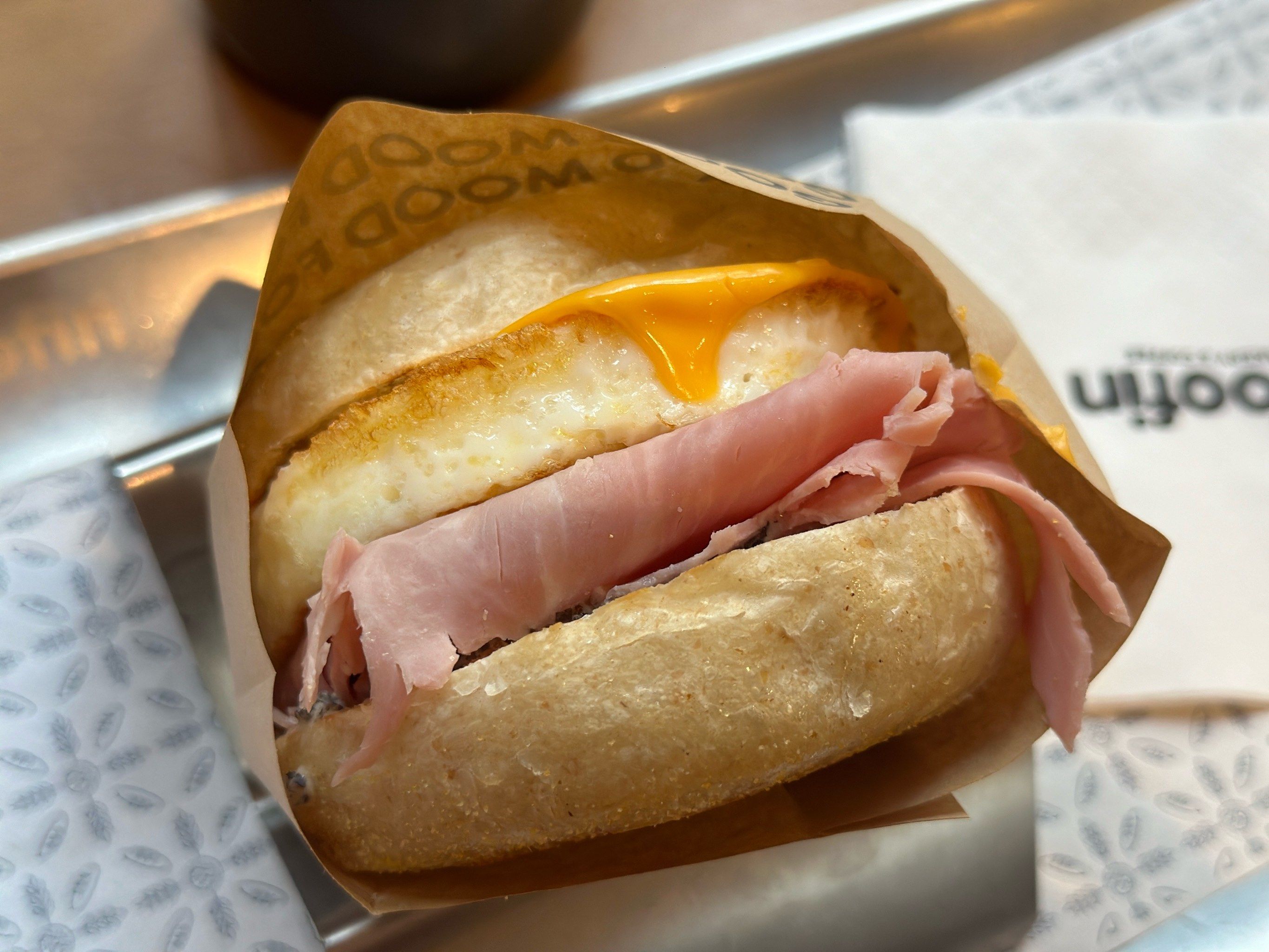 法式松露白火腿麦芬30元,加一杯美式10