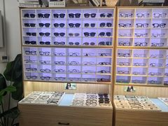 -天空之镜眼镜店蔡司依视路配镜授权零售店(望京颐堤港店)