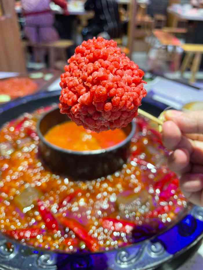 沸小煮·川潮火锅(双桥店"店内装修风格简洁,原木木格栅半围式格局