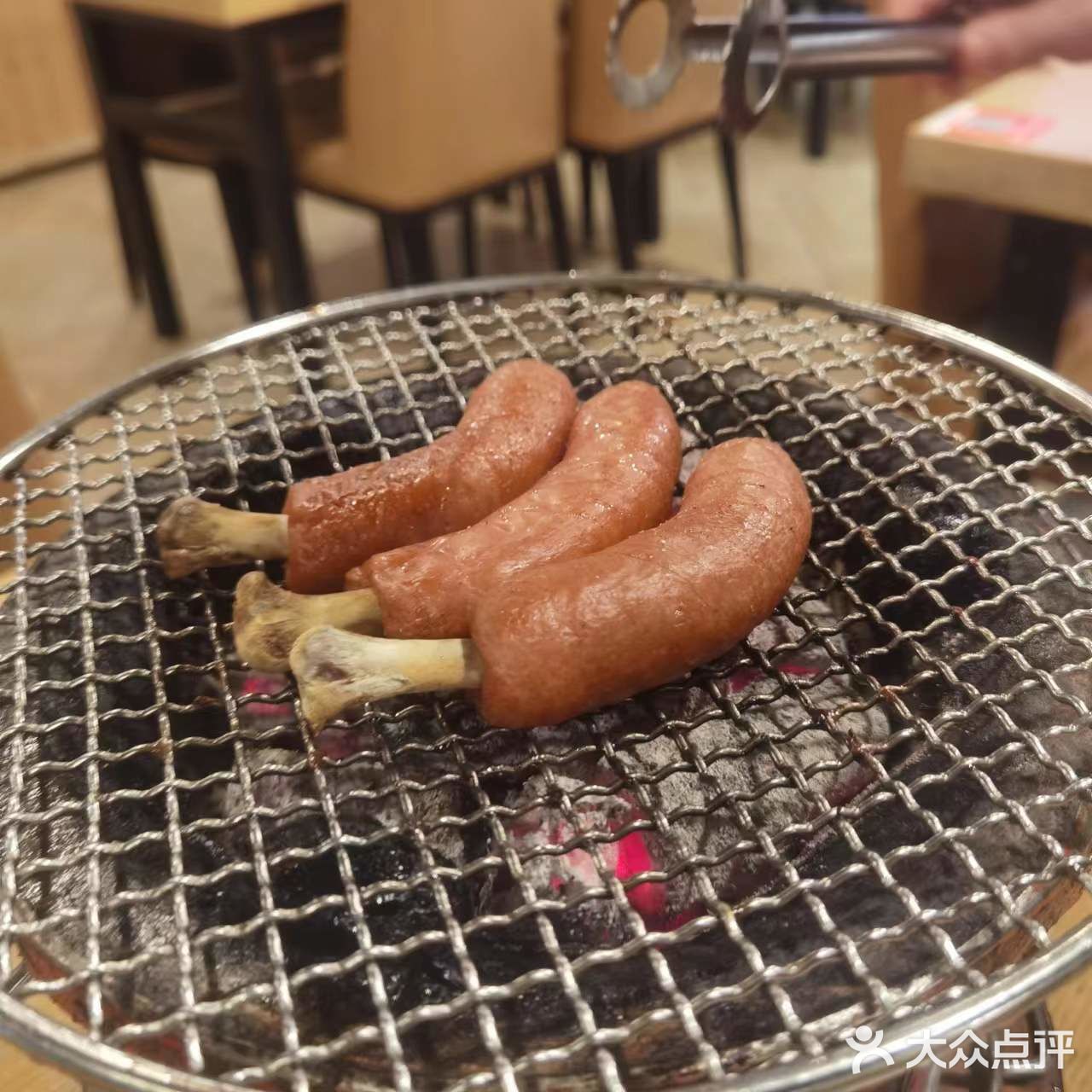 人很客气 包房是那种纯日式的榻榻米 感觉十足!