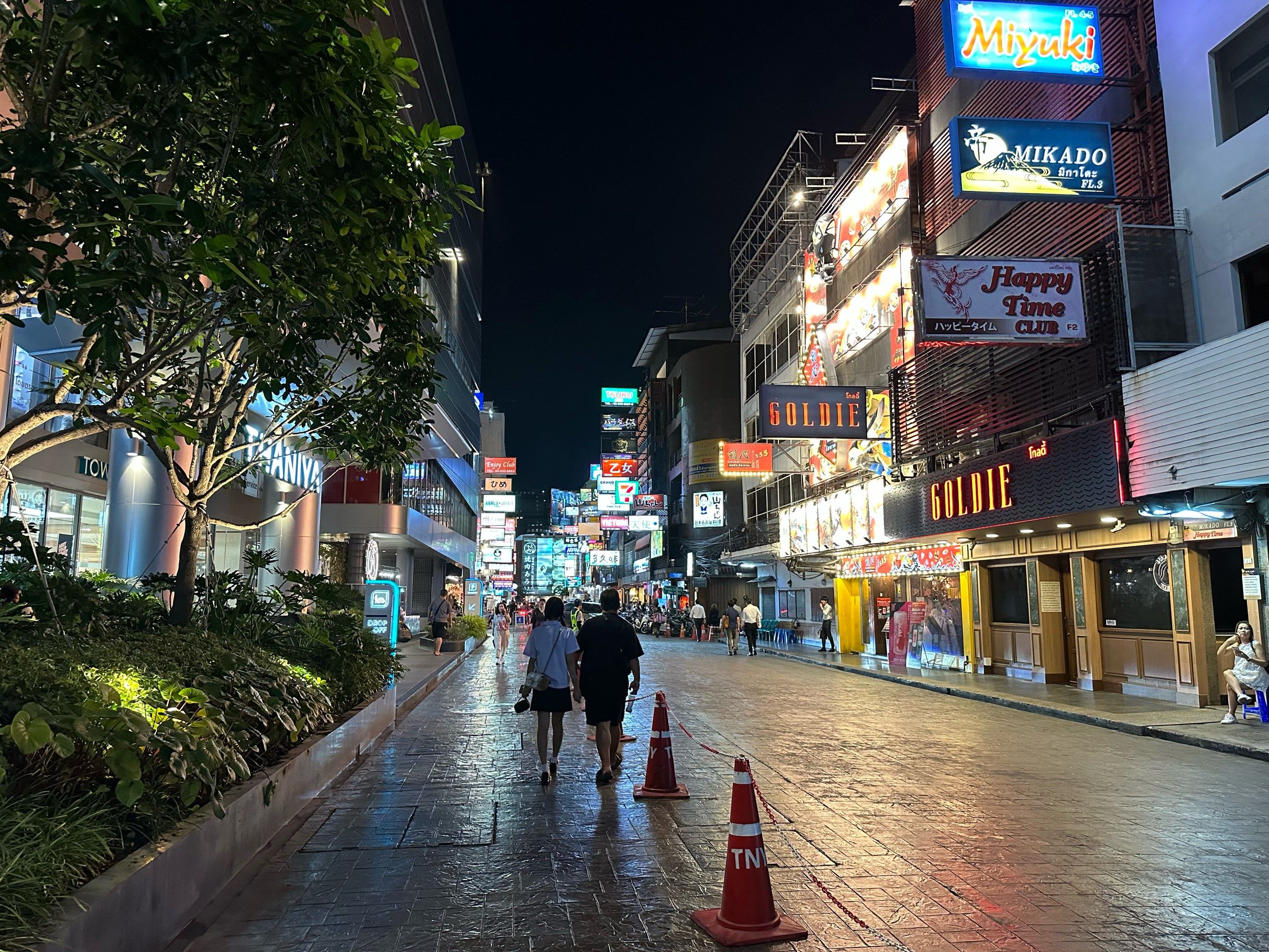 夜晚的繁华街头