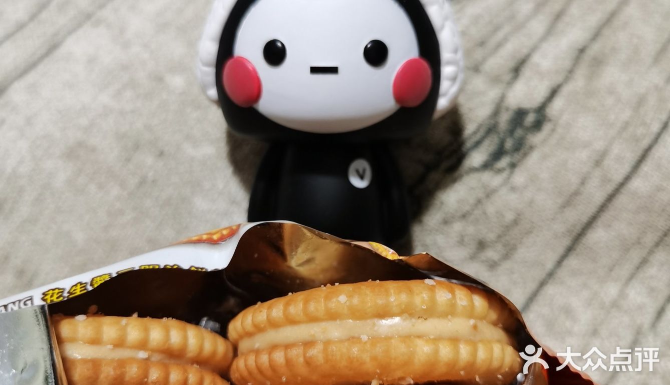 花生酱的花生味超级浓郁，夹心的花生酱口感顺滑香绵