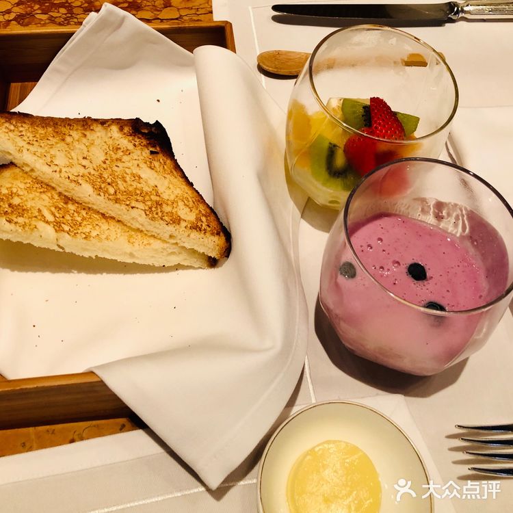 酒店地理位置非常优越，门前两条地铁线路，步行距离三分