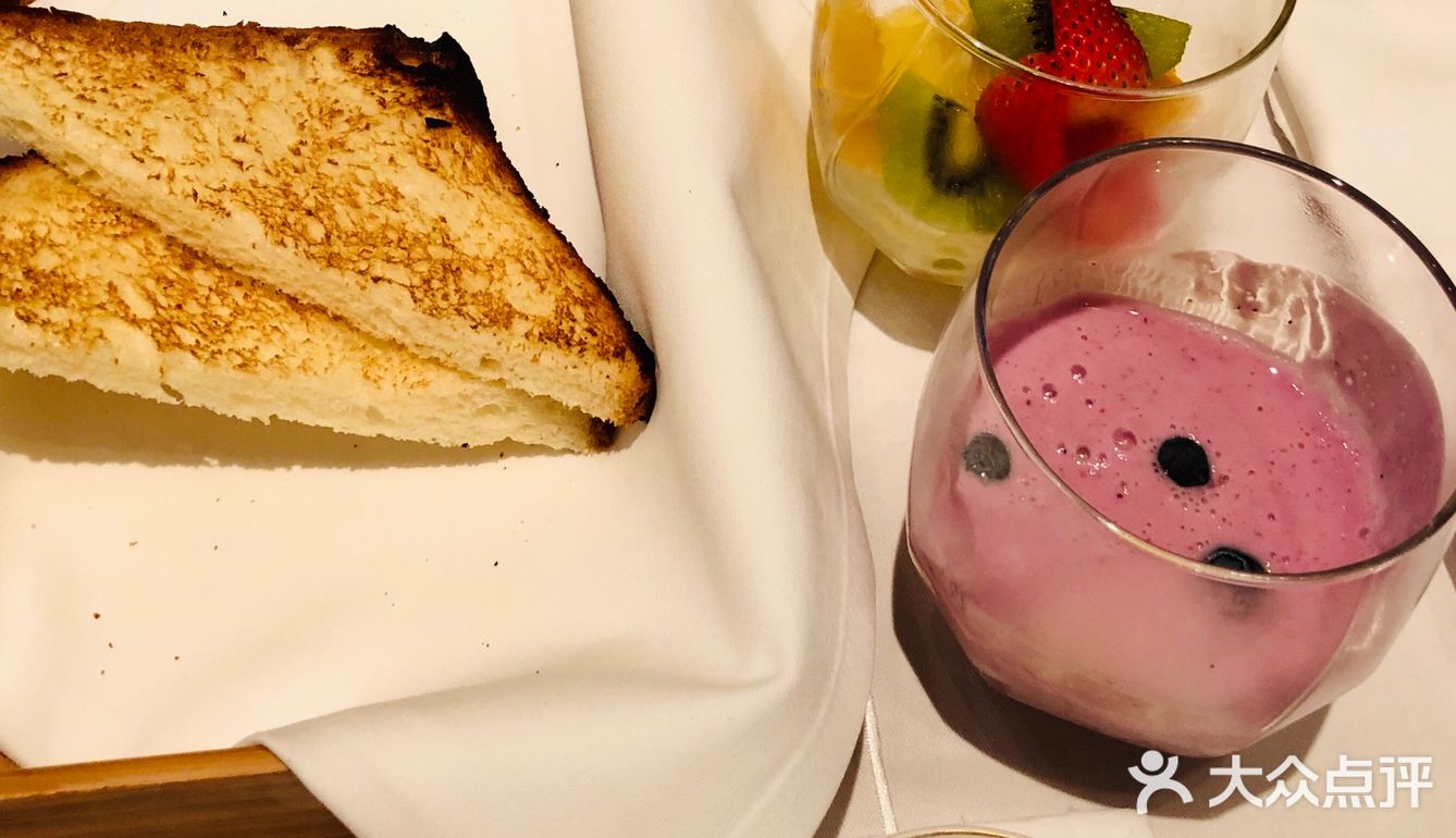 酒店地理位置非常优越，门前两条地铁线路，步行距离三分