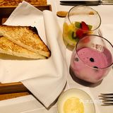 酒店地理位置非常优越，门前两条地铁线路，步行距离三分