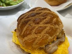 芝士滑蛋扒牛角包-樂麗餐室 · 本地茶餐廳(扬名广场店)