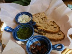 三种酱配酸面包-Mesa Madre梅萨妈妈·Bintana(国贸店)