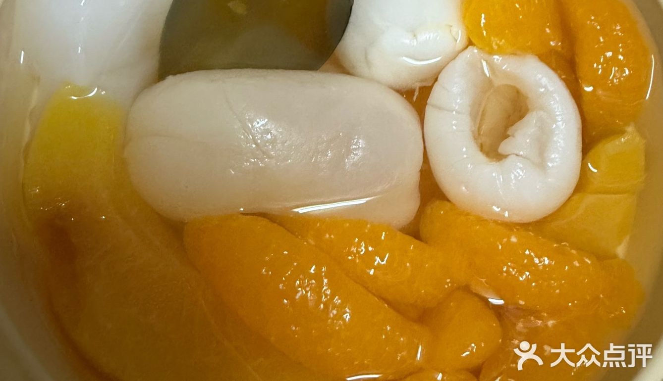 红亮亮的油花浮在汤上，辣得人直咂嘴，却又舍不得放下筷子