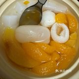 红亮亮的油花浮在汤上，辣得人直咂嘴，却又舍不得放下筷子