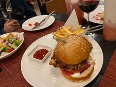 经典美式汉堡配秘制酱汁-WOLFGANG PUCK KITCHEN & BAR(迪士尼小镇店)