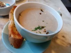 黑松露奶油蘑菇汤配蒜蓉法棍-港丽餐厅(高德置地店)