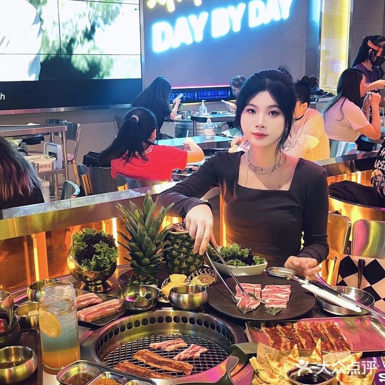 杭州|站着吃烤肉新派韩式烤肉假装在  和姐妹去湖滨银