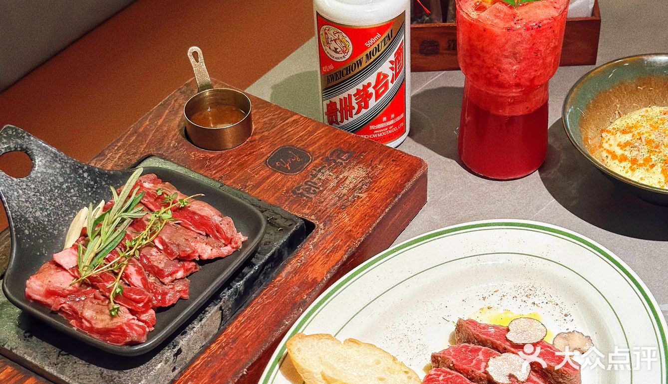 什么❗️拿茅台酒做牛排❓好香呀❗️