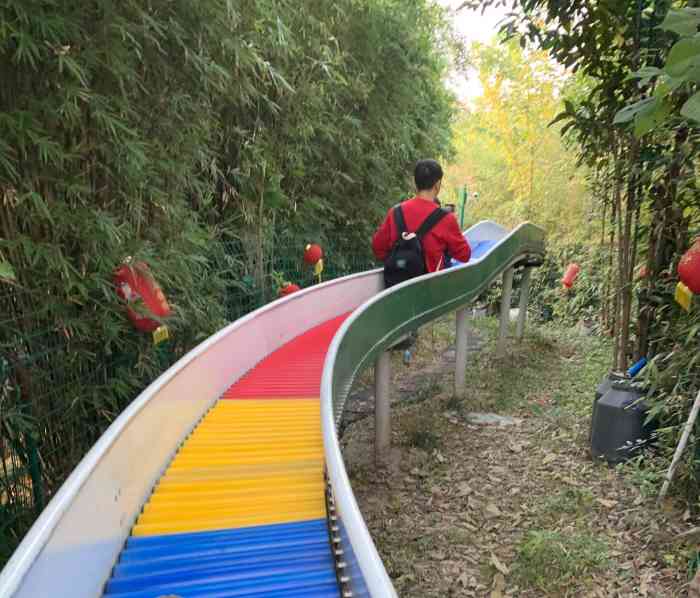 翡翠山山顶五彩滑道售票处-"两位阿姨坐在山顶收钱,0610/人,滑滑两.