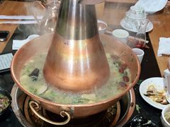 -果松木炭酸菜铜火锅·外婆参鸡汤