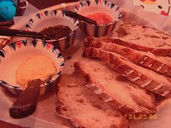 三种酱配酸面包-Mesa Madre梅萨妈妈·Bintana(国贸店)