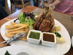 -Chom Cafe and Restaurant