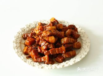 冒小泡泡的时候，火候正好。马上放入五花肉